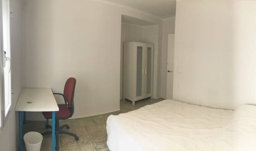 Spacious room in the center of Cordoba.