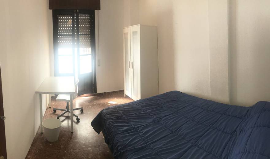 Fantastic room in the center with a large window and balcony.