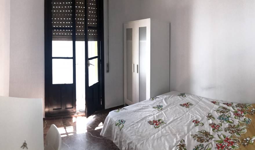 Comfortable and central room with balcony .
