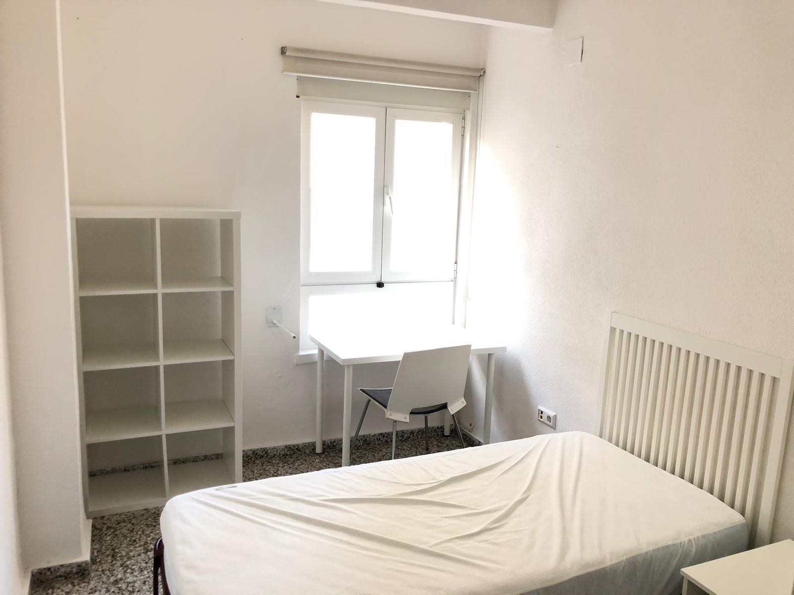 Single room with terrace in Ciudad Jardín.