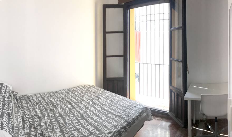 Bright room with balcony in the center of Cordoba.