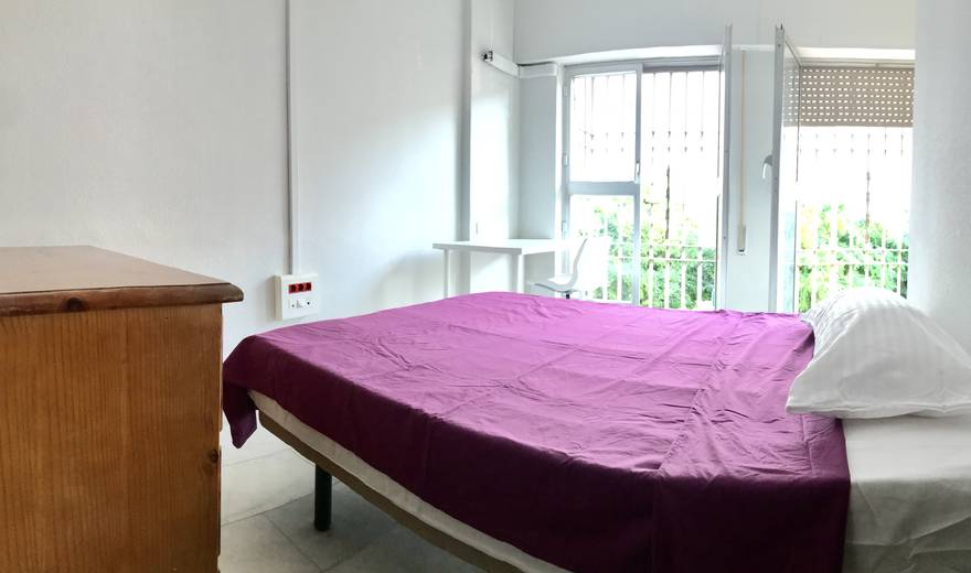 Bright room with balcony in the center of Cordoba.