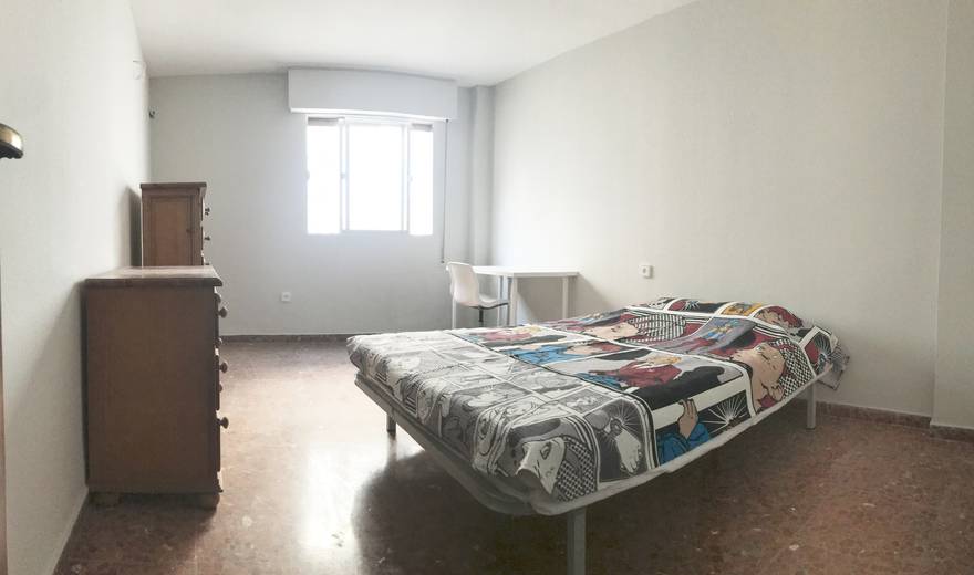 Spacious student room in the best area of Cordoba.