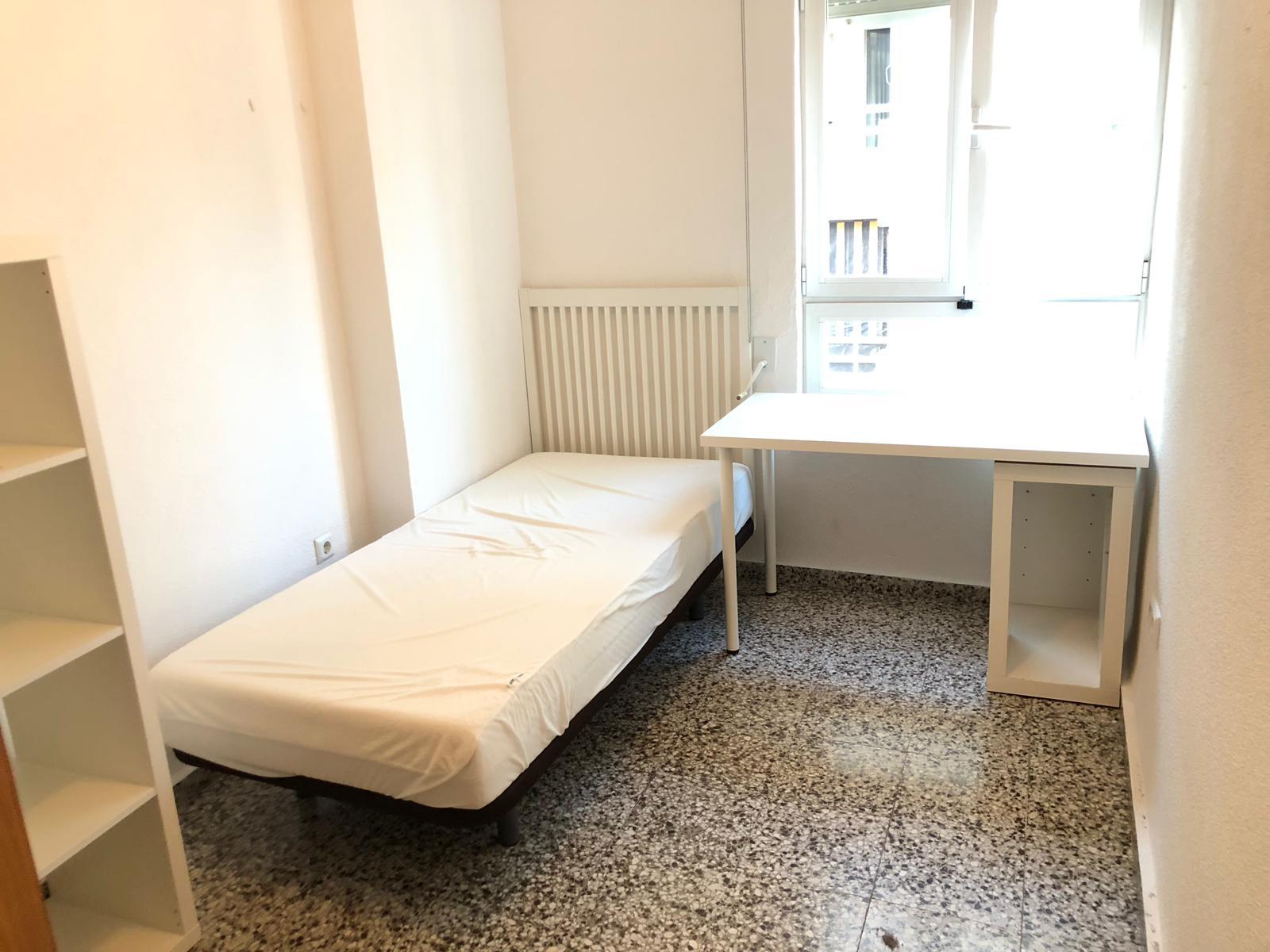 Very bright single room in Ciudad Jardin .