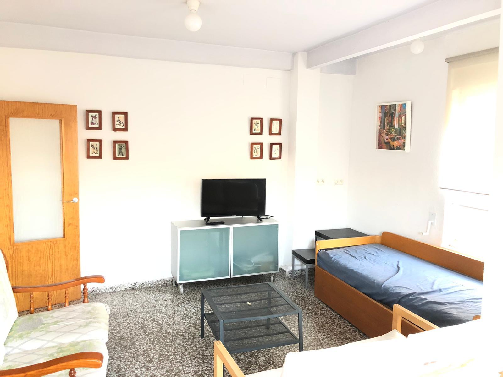 Single room with terrace in Ciudad Jardín.