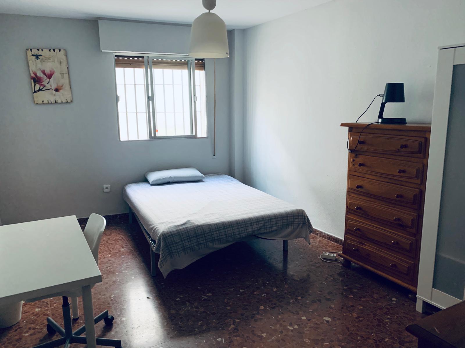 Spacious student room in the best area of Cordoba.