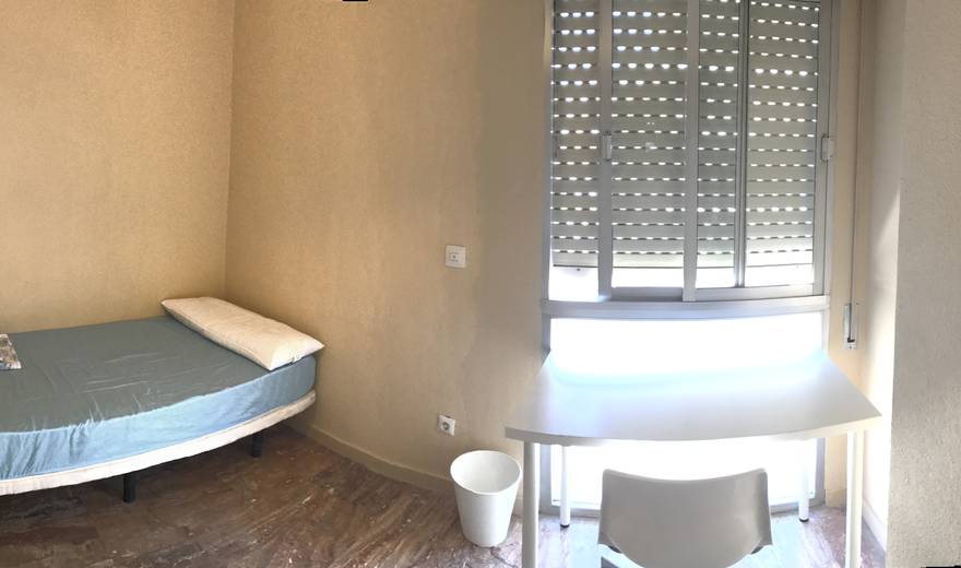 Great student room next to Jardines de Vallellano.
