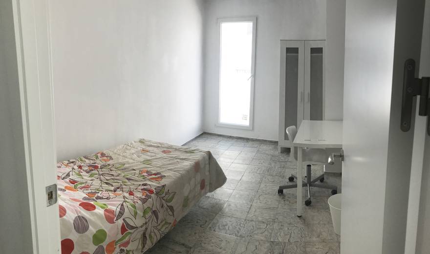 Bright room with terrace in the heart of Cordoba.