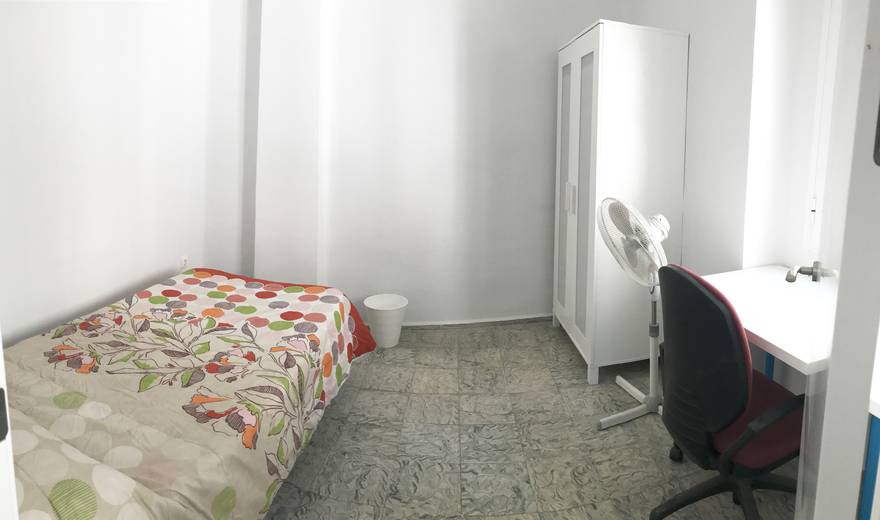 Cute and cozy room next to Roman Temple.
